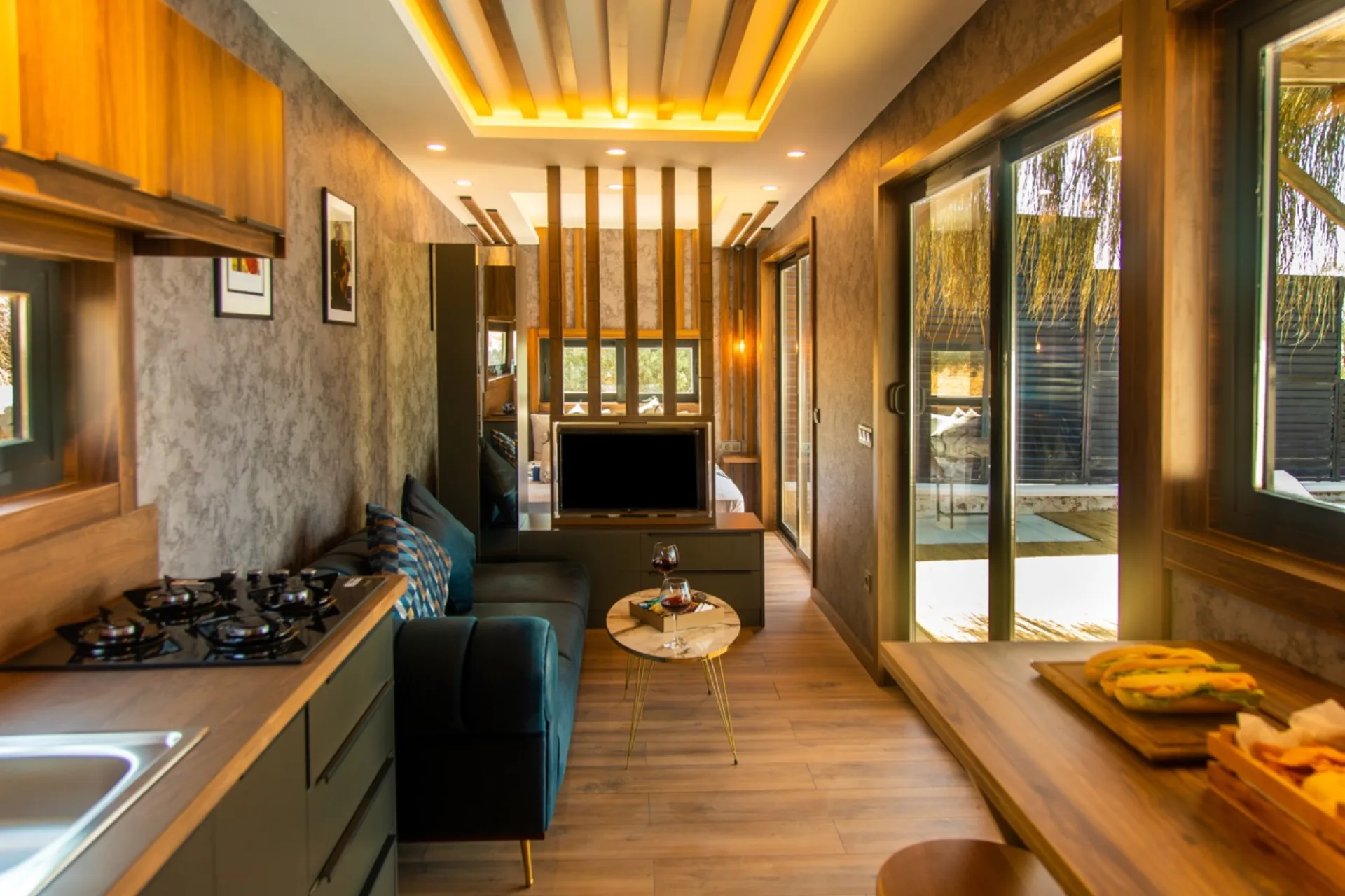 TinyVan Tourismo 9.70 Modulhaus mit Pool, Terrasse und Sonnenliegen